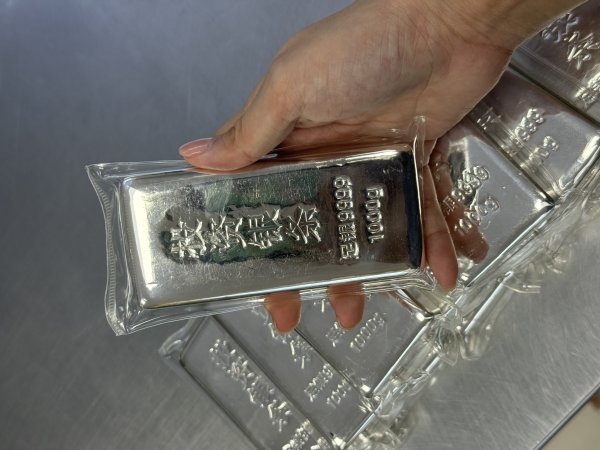 天猫配资 白银年内狂涨87% 比黄金还“疯” 商家卖断货代购赚欢了｜封面深镜